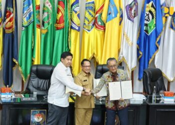 Penandatanganan Surat Keputusan Bersama (SKB) tiga Menteri, yaitu Menteri Dody, Menteri Dalam Negeri Tito Karnavian, dan Menteri Pekerjaan Umum dan Perumahan Rakyat Maruarar Sirait, terkait dukungan percepatan pelaksanaan program pembangunan 3 juta rumah.(FOTO: Kemen PU)