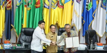 Penandatanganan Surat Keputusan Bersama (SKB) tiga Menteri, yaitu Menteri Dody, Menteri Dalam Negeri Tito Karnavian, dan Menteri Pekerjaan Umum dan Perumahan Rakyat Maruarar Sirait, terkait dukungan percepatan pelaksanaan program pembangunan 3 juta rumah.(FOTO: Kemen PU)