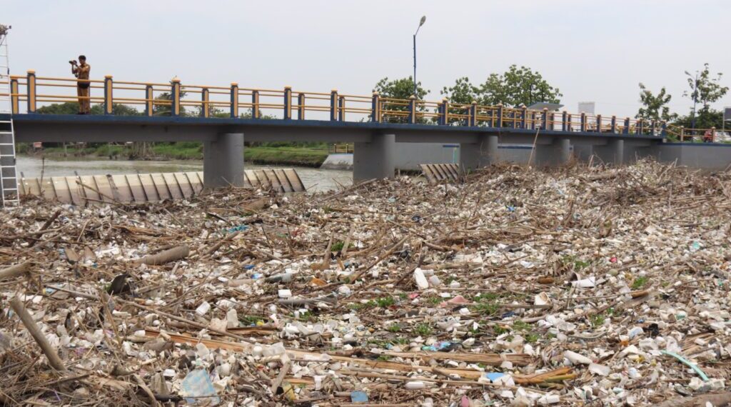 Sampah di bendung karet Jamblang Kab. Cirebon.