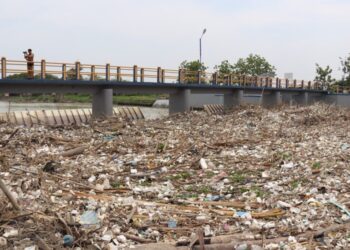 Sampah di bendung karet Jamblang Kab. Cirebon.