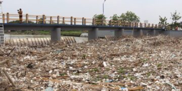 Sampah di bendung karet Jamblang Kab. Cirebon.