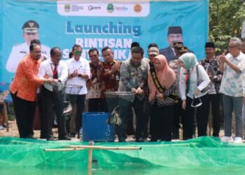 Pj Bupati Bekasi Dedy Supriyadi launching Rintisan Sentra Ikan Patin Bekasi (SEPASI) yang digelar Dinas Perikanan Kabupaten Bekasi di UPTD Pembenihan Ikan, Desa Cipayung Kecamatan Cikarang Timur, pada Kamis (31/10/2023).(FOTO: Humas Pemkab Bekasi)