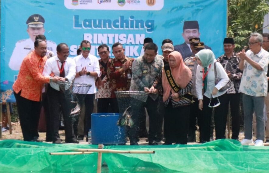 Pj Bupati Bekasi Dedy Supriyadi launching Rintisan Sentra Ikan Patin Bekasi (SEPASI) yang digelar Dinas Perikanan Kabupaten Bekasi di UPTD Pembenihan Ikan, Desa Cipayung Kecamatan Cikarang Timur, pada Kamis (31/10/2023).(FOTO: Humas Pemkab Bekasi)