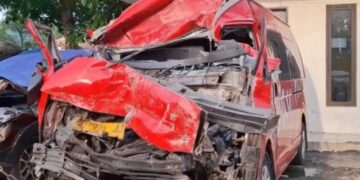 mobil travel ringsek setelah menabrak truk molen di Tol Cipularang Kilometer 95.400.(Foto:Istimewa).