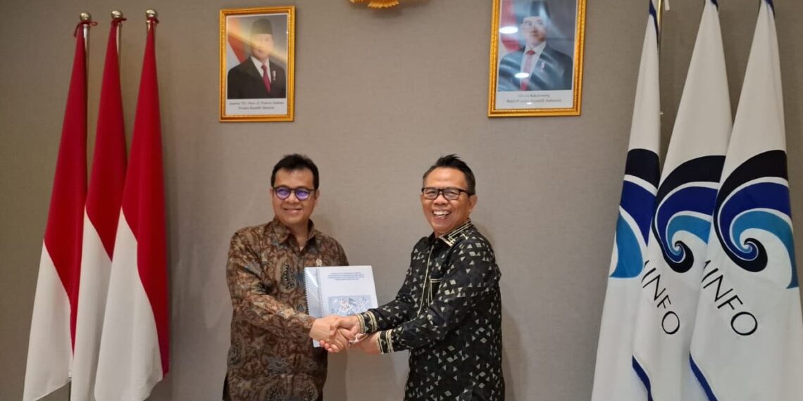 Ketua Komite Tanggung Jawab Perusahaan Platform Digital untuk Jurnalisme Berkualitas (KTP2JB), Dr Suprapto Sastro Atmojo (kanan) menyerahkan dokumen Panduan Pelaksanaan Fungsi Pengawasan Pemenuhan Kewajiban Perusahaan Platform Digital untuk Jurnalisme berkualitas kepada Wakil Menteri Komunikasi dan Digital Nezar Patria dalam pertemuan di Kantor Kementerian Komunikasi dan Digital (Komdigi) di Jalan Medan Merdeka Barat, Jakarta Pusat, Senin (11/11/2024). Nezar berharap program kerja sama platform digital dan perusahaan pers kembali berjalan setelah adanya panduan yang sudah sesuai Perpres Nomor 32 Tahun 2024 tersebut.