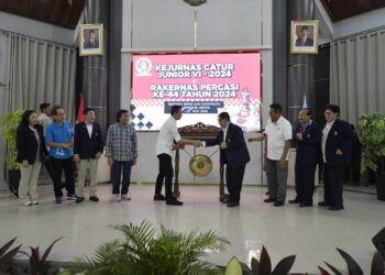 Wakil Menpora (Wamenpora) Taufik Hidayat mewakili Menpora Dito Ariotedjo membuka Kejuaraan Nasional (Kejurnas) Catur Junior VI 2024, Jumat (8/11) malam. Kejurnas yang dirangkai Rapat Kerja Nasional (Rakernas) ke-44 Persatuan Catur Seluruh Indonesia (Percasi) ini berlangsung di Aula BBPPMPV Bisnis dan Pariwisata, Jalan Raya Parung, Bojong Sari, Depok, Jawa Barat (Jabar).(foto:bagus/kemenpora.go.id)