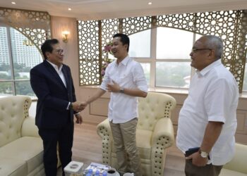 Wakil Menteri Pemuda dan Olahraga Republik Indonesia (Wamenpora RI) Taufik Hidayat menerima kunjungan Duta Besar RI untuk Kazakhstan dan Tajikistan, M. Fadjroel Rachman, di Kantor Kemenpora, Kamis (14/11). Dalam pertemuan ini, Wamenpora Taufik didampingi Sekretaris Kemenpora, Gunawan Suswantoro.(foto:bagus/kemenpora.go.id)