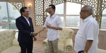 Wakil Menteri Pemuda dan Olahraga Republik Indonesia (Wamenpora RI) Taufik Hidayat menerima kunjungan Duta Besar RI untuk Kazakhstan dan Tajikistan, M. Fadjroel Rachman, di Kantor Kemenpora, Kamis (14/11). Dalam pertemuan ini, Wamenpora Taufik didampingi Sekretaris Kemenpora, Gunawan Suswantoro.(foto:bagus/kemenpora.go.id)