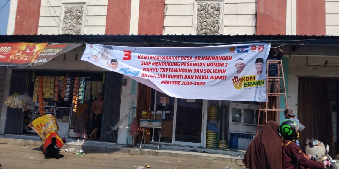 Spanduk paslon Dedi Mulyadi-Erwan Setiawan terpasang di sebuah ruko di Cirebon. (Dok. Istimewa)