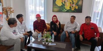 Cabup Indramayu Nina Agustina bersama tim pemenangan menggelar jumpa pers pasca-keributan kemarin. (Foto. Satujabar.com)