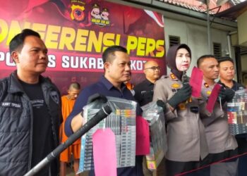 Kapolres Sukabumi, AKBP Rita Suwadi, menunjukkan barang bukti alat kejahatan dan hasil kejahatan 5 tersangka komplotan spesialis pembobol minimarket.(Foto:Istinewa).