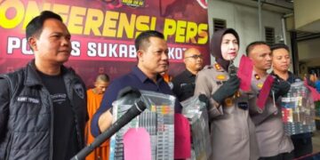 Kapolres Sukabumi, AKBP Rita Suwadi, menunjukkan barang bukti alat kejahatan dan hasil kejahatan 5 tersangka komplotan spesialis pembobol minimarket.(Foto:Istinewa).