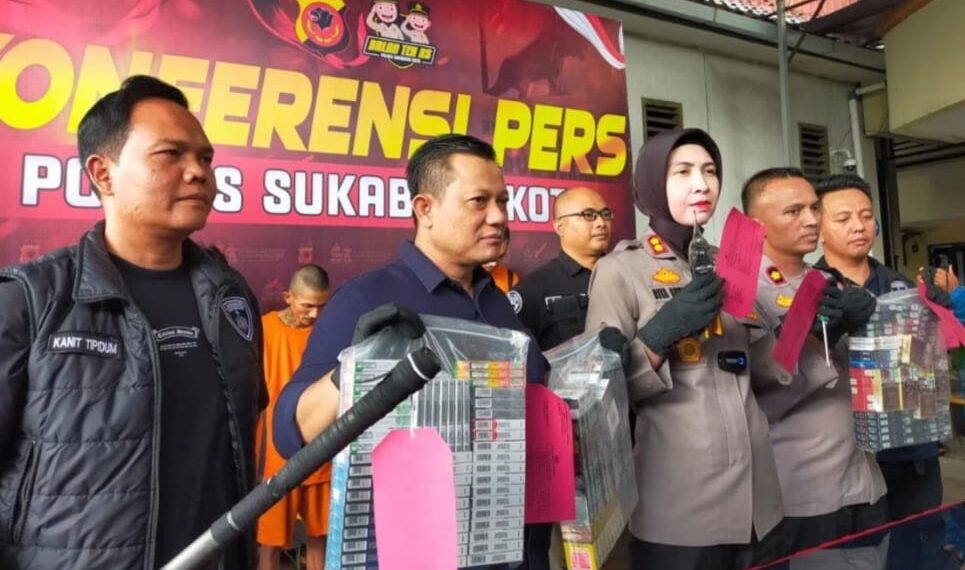 Kapolres Sukabumi, AKBP Rita Suwadi, menunjukkan barang bukti alat kejahatan dan hasil kejahatan 5 tersangka komplotan spesialis pembobol minimarket.(Foto:Istinewa).