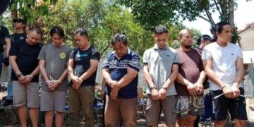 Tujuh tersangka diamankan BNN dan Polda Jabar di rumah memproduksi obat keras ilegal di Kabupaten Sumedang.(Foto:Istimewa).