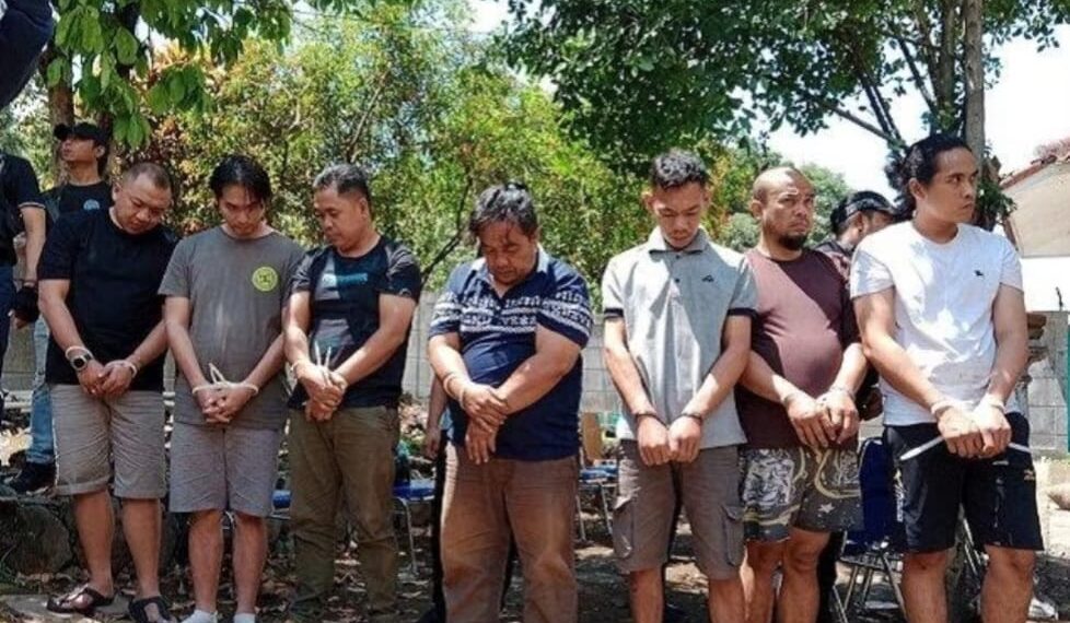 Tujuh tersangka diamankan BNN dan Polda Jabar di rumah memproduksi obat keras ilegal di Kabupaten Sumedang.(Foto:Istimewa).