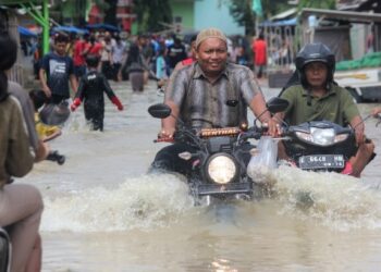 Warga melintasi genangan banjir di Kabupaten Cirebon (Ilustrasi). (Dok. Istimewa)