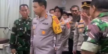 Kapolda Jabar, Irjen Pol. Akhmad Wiyagus, menjenguk korban kecelakaan beruntun di Tol Cipularang di Rumah Sakit Abdul Radjak, Purwakarta.(Foto:Istimewa).