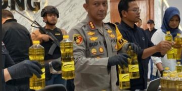 Kapolrestabes, Kombes Pol. Budi Sartono, memperlihatkan produk 'MinyakKita' palsu yang berhasil disita beberapa waktu lalu.(Foto:Istimewa)