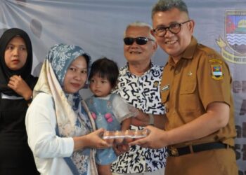 Pj Bupati Bandung Barat, Ade Zakir, membagikan telur gratis dalam program Pelita Bening dan PMT, untuk tekan stunting di wilayah KBB.(Foto:Istimewa).