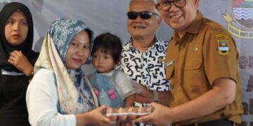 Pj Bupati Bandung Barat, Ade Zakir, membagikan telur gratis dalam program Pelita Bening dan PMT, untuk tekan stunting di wilayah KBB.(Foto:Istimewa).