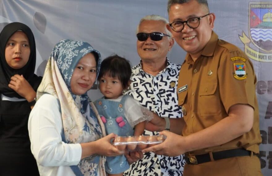 Pj Bupati Bandung Barat, Ade Zakir, membagikan telur gratis dalam program Pelita Bening dan PMT, untuk tekan stunting di wilayah KBB.(Foto:Istimewa).