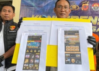 Kapolres Pangandaran, AKBP Mujianto menunjukkan situs judi online yang dikelola 4 tersangka, 2 diantaranya siswa SMA.(Foto:Istimewa).