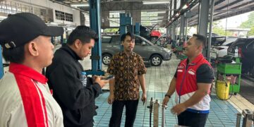 Sejumlah petugas Pertamina, LAPI ITB dan bengkel kendaraan bekerja sama melakukan pengecekan BBM Pertamax yang diduga menjadi penyebab terjadinya kerusakan pada kendaraan roda empat. (Dok. Istimewa)