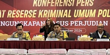 Kapolda Metro Jaya, Irjen Pol. Karyoto, saat memberikan keterangan pers pengungkapan kasus judi online.(Foto:Istimewa).