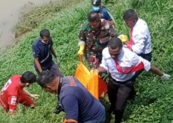 Tim Inafis Polres Banjar mengevakuasi mayat Kusnandar di aliran Sungai Citanduy, setelah dilaporkan hilang.(Foto:Istimewa).