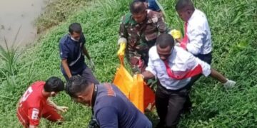 Tim Inafis Polres Banjar mengevakuasi mayat Kusnandar di aliran Sungai Citanduy, setelah dilaporkan hilang.(Foto:Istimewa).