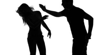 Ilustrasi petugas spbu perempuan ditampar oleh seorang pria. (foto: istock)