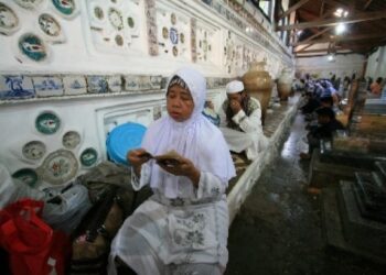 Warga melakukan jiarah dan doa di kompleks makam Sunan Gunung Jati, Kabupaten Cirebon. (Dok. Istimewa)