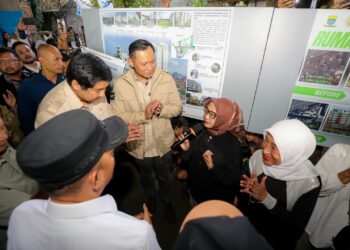 Menteri Koordinator Bidang Infrastruktur dan Pembangunan Kewilayahan Agus Harimurti Yudhoyono bersama jajaran di kolong Jembatan Pasupati.(FOTO: Humas Pemkot Bandung)