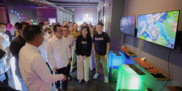 Mendag Budi Santoso didampingi Pj Gubernur Jabar Bey Machmudian dan Pj Wali Kota Bandung A. Koswara saat berkunjung ke Agate Studio, salah industri kreatif Kota Bandung.(FOTO: Humas Pemkot Bandung)