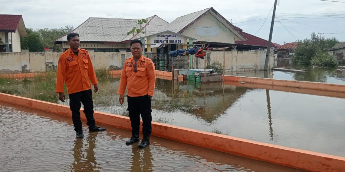 AIR ROB : Banjir rob kembali menggenangi wilayah Kabupaten Bekasi pada Minggu (15/12/2024). Tiga kecamatan, yakni Muaragembong, Tarumajaya dan Babelan menjadi wilayah yang terdampak pada luapan air laut kali tersebut. Foto : Dani Ibrahim