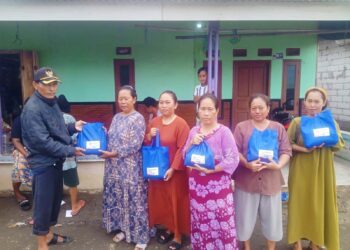 Pertamina Patra Niaga Regional JBB memberikan bantuan paket sembako kepada warga korban banjir rob Desa Sedari, Kabupaten Karawang. (Dok. Isitimewa)