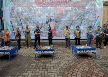 Bea Cukai Jawa Barat, bersama Bea Cukai Kota Bandung dan Pemerintah Kota Bandung, telah memusnahkan barang ilegal hasil penindakan dalam Operasi Gempur Rokok Ilegal. Pemusnahan barang-barang milik negara tersebut berlangsung pada Kamis, 5 Desember 2024, di halaman Kantor Satuan Polisi Pamong Praja (Satpol PP) Kota Bandung.(FOTO: Humas Pemkot Bandung)