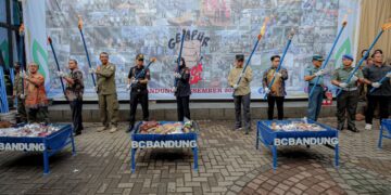 Bea Cukai Jawa Barat, bersama Bea Cukai Kota Bandung dan Pemerintah Kota Bandung, telah memusnahkan barang ilegal hasil penindakan dalam Operasi Gempur Rokok Ilegal. Pemusnahan barang-barang milik negara tersebut berlangsung pada Kamis, 5 Desember 2024, di halaman Kantor Satuan Polisi Pamong Praja (Satpol PP) Kota Bandung.(FOTO: Humas Pemkot Bandung)