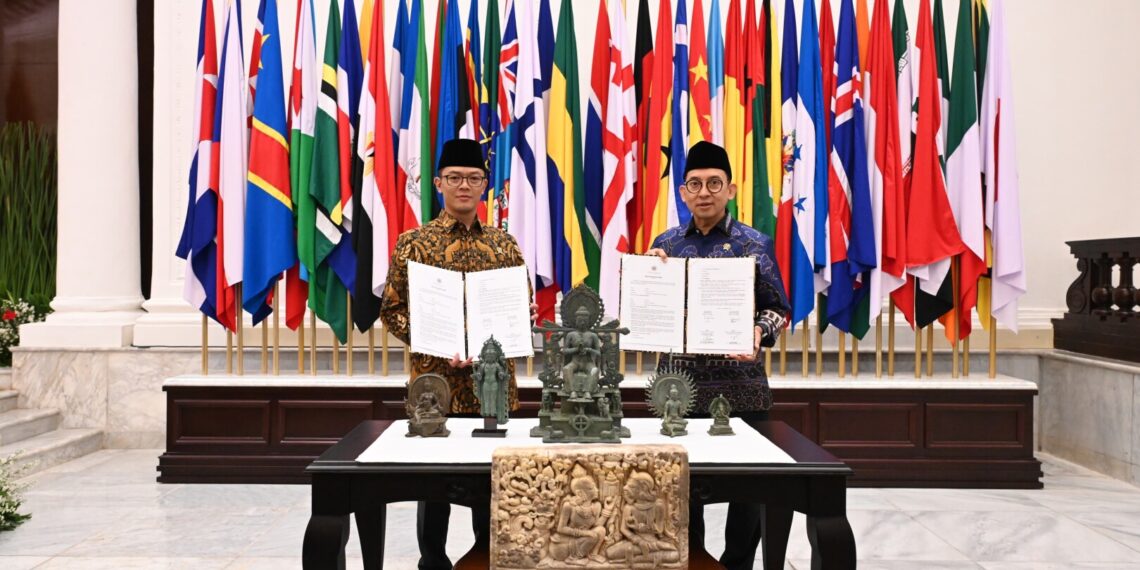 Serah terima benda objek cagar budaya.(FOTO: Humas Kemlu)