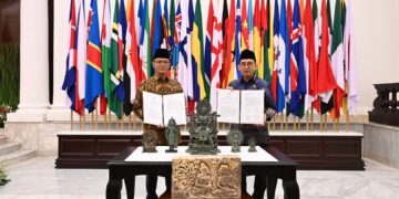 Serah terima benda objek cagar budaya.(FOTO: Humas Kemlu)