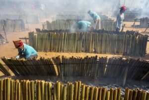 Warga membakar Inuyu atau nasi ketan bambu khas daerah setempat di arena Festival Danau Poso (FDP) di Tentena. (Dok. Istimewa)