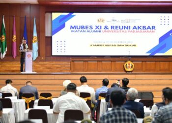 Penjabat Gubernur Jawa Barat, Bey Machmudin, secara resmi membuka Musyawarah Besar (Mubes) Ikatan Alumni (IKA) Universitas Padjadjaran (Unpad) XI yang digelar di Aula Graha Sanusi Unpad, Kota Bandung, pada Sabtu (7/12/2024).