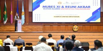Penjabat Gubernur Jawa Barat, Bey Machmudin, secara resmi membuka Musyawarah Besar (Mubes) Ikatan Alumni (IKA) Universitas Padjadjaran (Unpad) XI yang digelar di Aula Graha Sanusi Unpad, Kota Bandung, pada Sabtu (7/12/2024).