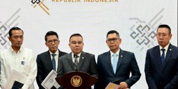 Keterangan pers perwakilan pimpinan DPR RI di Istana Merdeka, Jakarta, Kamis (05/12/2024). (Foto: BPMI Setpres/Rusman)