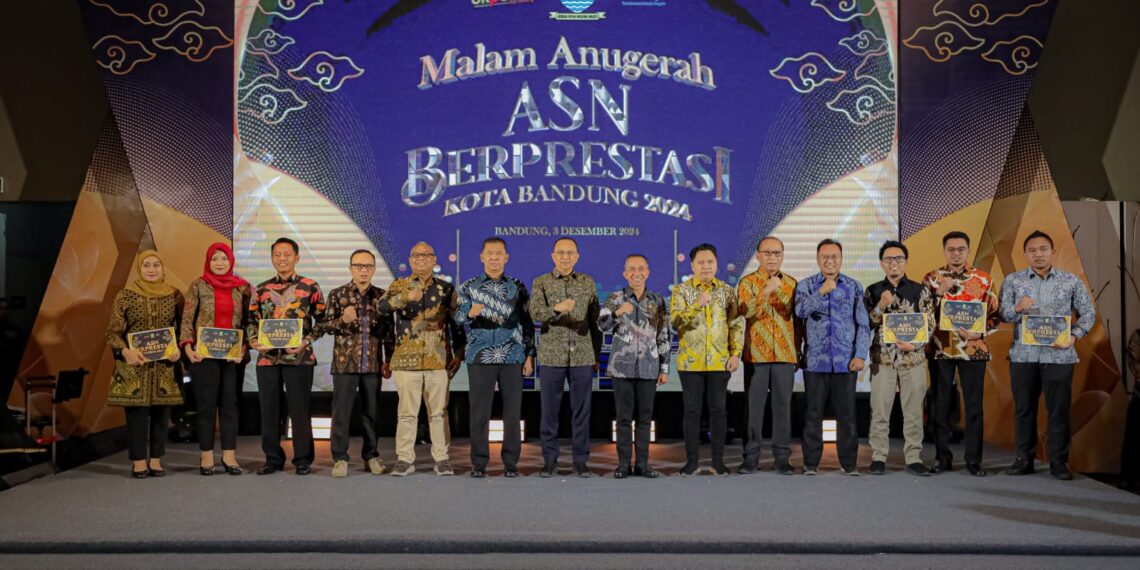 Pemerintah Kota Bandung menggelar Malam Anugerah ASN Berprestasi 2024 sebagai bentuk apresiasi kepada Aparatur Sipil Negara (ASN) yang telah memberikan dedikasi luar biasa dalam berbagai bidang, seperti inovasi, kepemimpinan, dan inspirasi bagi Kota Bandung. Acara yang diselenggarakan di Hotel Hilton pada Selasa, 3 Desember 2024, tersebut memberikan penghargaan kepada ASN yang telah berkontribusi signifikan dalam kemajuan kota.(FOTO: Humas Pemkot Bandung)