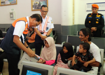 Direktur Utama KAI Didiek Hartantyo sidak stasiun.