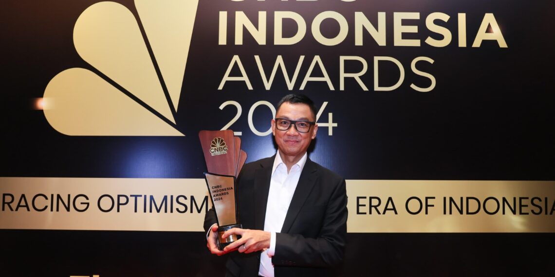 Direktur Utama PLN, Darmawan Prasodjo mengangkat plakat penghargaan sebagai CEO of The Year dalam ajang CNBC Indonesia Awards 2024, di Jakarta, Rabu (11/12).  (Dok. Istimewa)