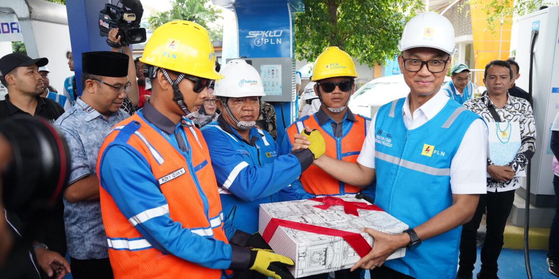 Direktur Utama PLN, Darmawan Prasodjo memberikan apresiasi kepada personel siaga yang bertugas untuk memastikan keandalan listrik pada masa Siaga Natal 2024 dan Tahun Baru 2025 di Rest Area KM 519A ruas Solo-Ngawi, Jawa Tengah pada Rabu (25/12)