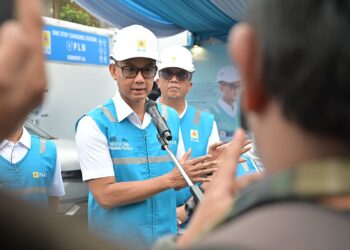 Direktur Utama PLN Darmawan Prasodjo memastikan kesiapan infrastruktur pengisian daya kendaraan listrik dengan melakukan rangkaian inspeksi SPKLU di Trans Jawa, salah satunya SPKLU One Stop EV Charging Station di Surapati, Bandung, pada Rabu (25/12).