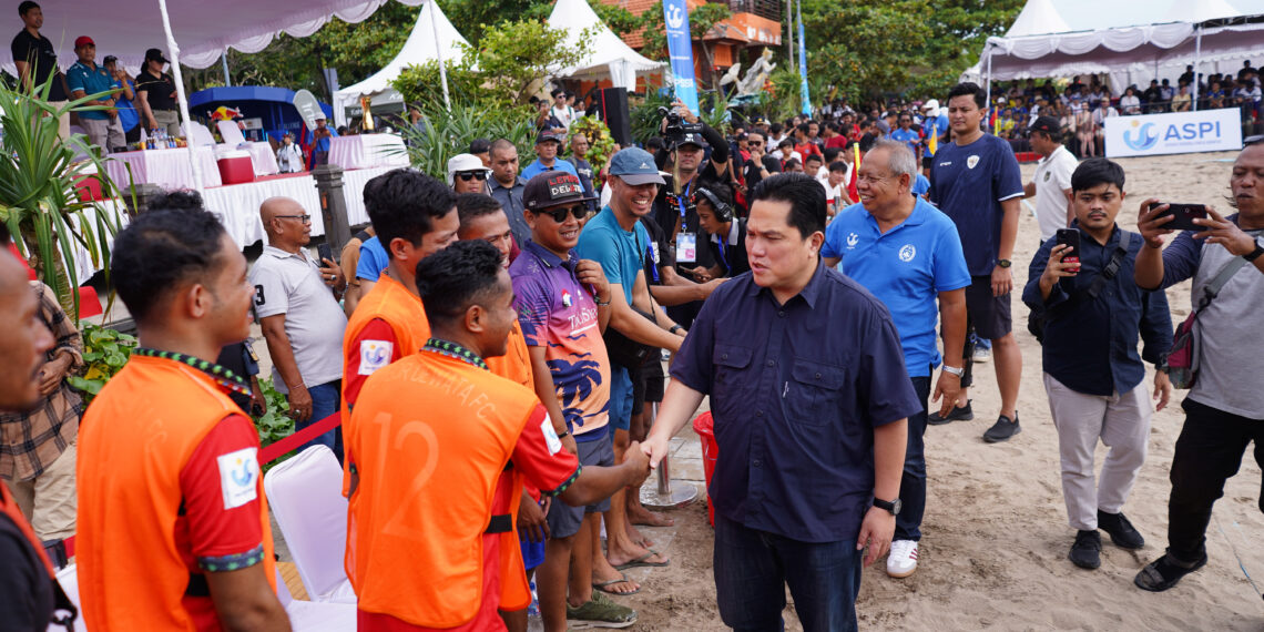 Ketua Umum Persatuan Sepakbola Seluruh Indonesia (PSSI), Erick Thohir, menghadiri pembukaan Putaran Nasional Piala Bola Pantai Indonesia yang diselenggarakan di Pantai Genah Melati, Legian, Bali, pada Jumat, 13 Desember 2024.